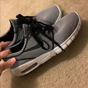 Nike men’s sz 7 or women’s sz 8 1/2 tennis shoes